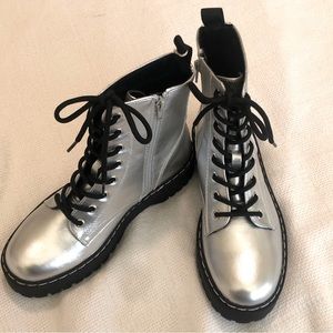 Sincerely Jules Silver Vegan Leather Lace Up Rubber Soled Moto Boots Size 8 NWT
